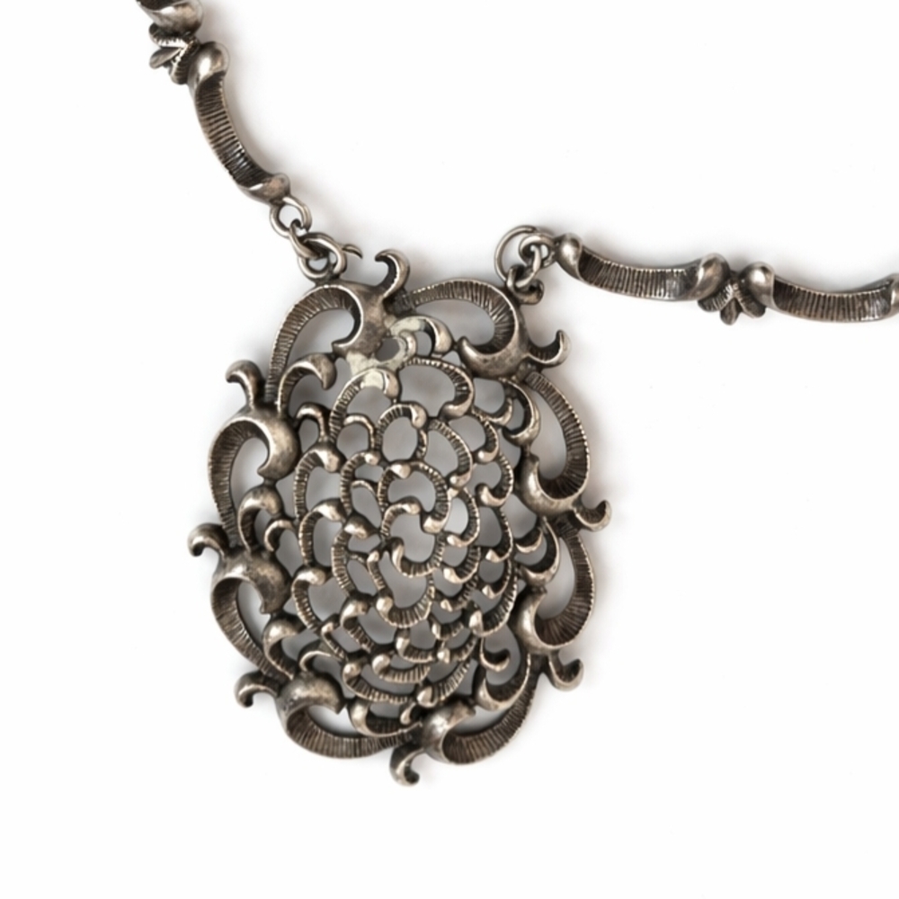 Vintage Amway Spanish scroll design silver-tone necklace. Mytical Vibes ✨️✨️